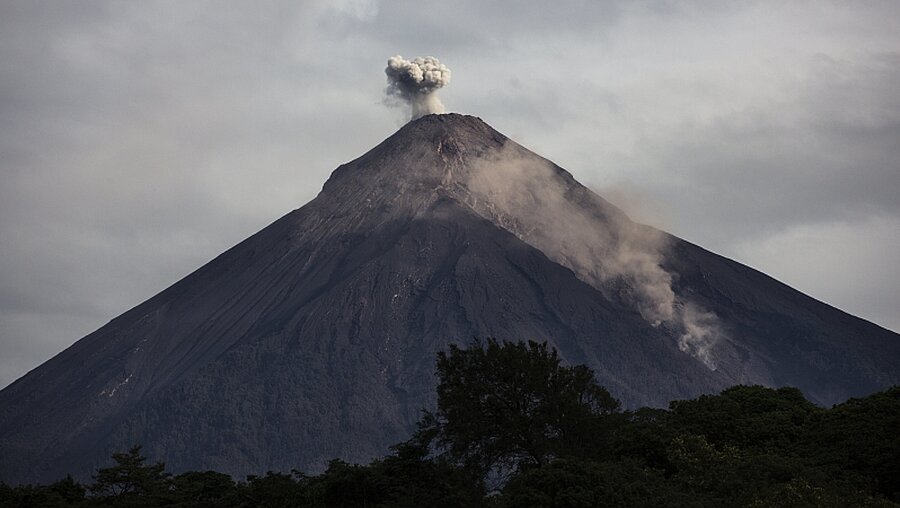 Ausbruch des Feuervulkans in Guatemala / © Rodrigo Abd (dpa)