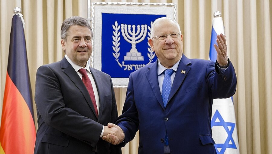 Außenminister Gabriel mit dem israelischen Präsidenten Rivlin / © Thomas Trutschel (dpa)