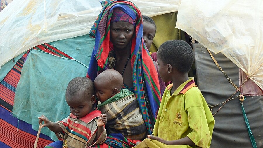 Somalia: Eine Bewohnerin eines Flüchtlingslagers  / © Maurizio Gambarini (dpa)