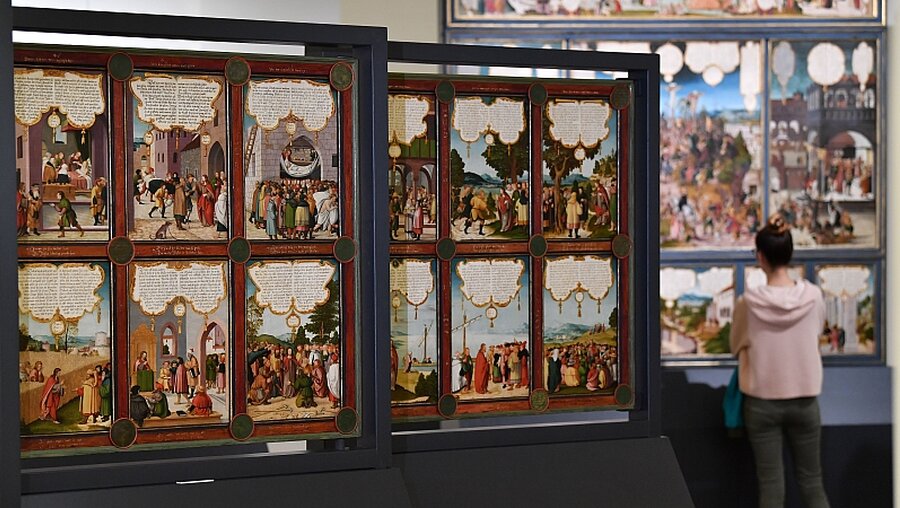 Aussenflügel und Mittelstück des Gothaer Tafelaltars sind im Herzoglichen Museum in Gotha zu sehen  / © Martin Schutt (dpa)