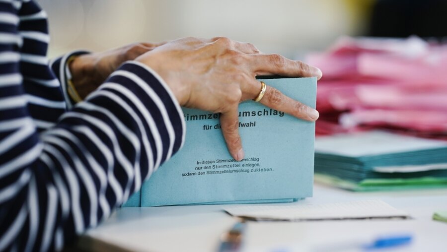 Auszählung der Landtagswahl / © Uwe Anspach (dpa)