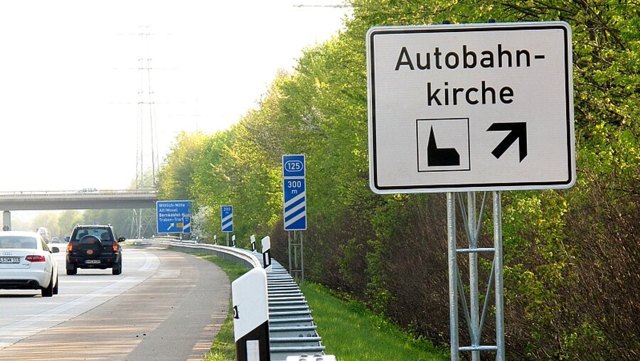Auotbahnkirche: Dem Stress und der Hektik auf der Autobahn entfliehen (KNA)
