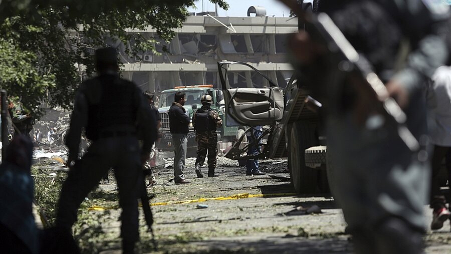 Sicherheitskräfte untersuchen in Kabul nach einen Autobombenanschlag den Anschlagsort nahe der deutschen Botschaft / © Rahmat Gul (dpa)