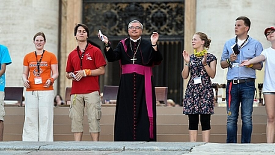 Jugendliche mit Bischof Wiesemann (Mitte) / © Romano Siciliani (KNA)