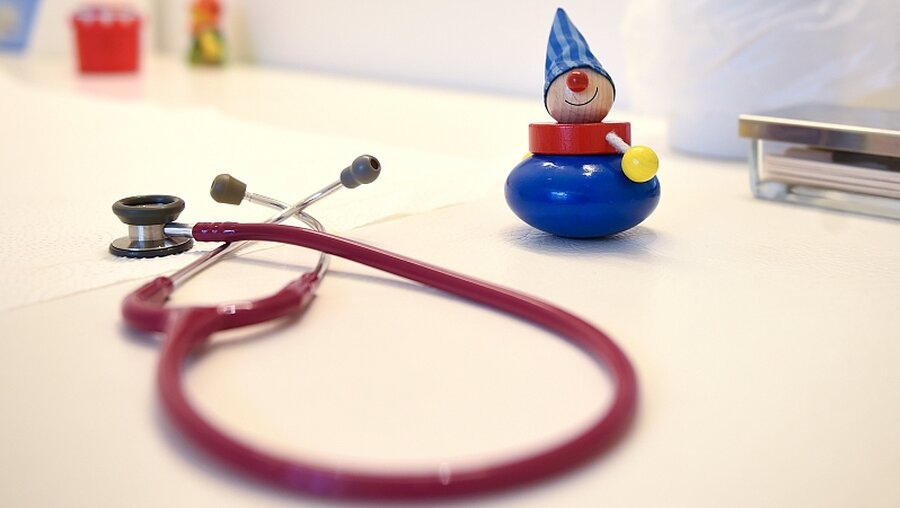 Wartezeiten beim Kinderarzt / © Britta Pedersen (dpa)