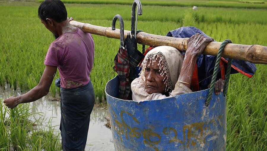 Rohingya flüchten aus Myanmar nach Bangladesch / © Md. Mehedi Hasan (dpa)