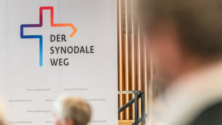Banner mit Logo und Aufschrift "Der Synodale Weg" / © Bert Bostelmann (KNA)