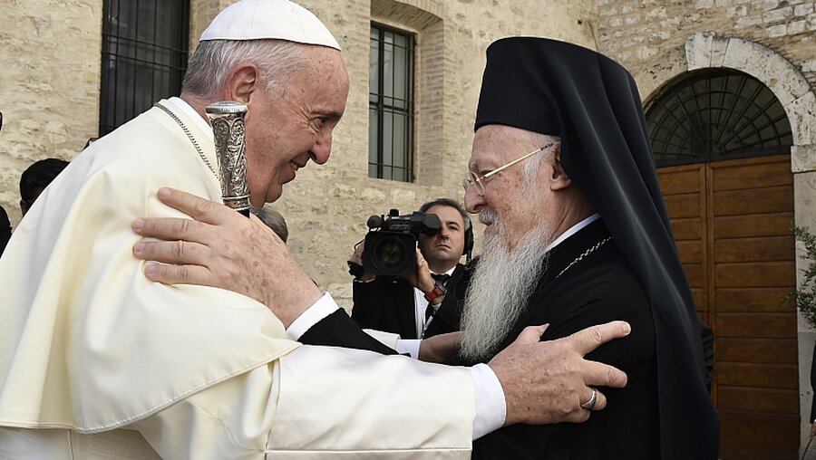 Papst Franziskus trifft den orthodoxen Patriarchen Bartholomaios / © Osservatore Romano (KNA)