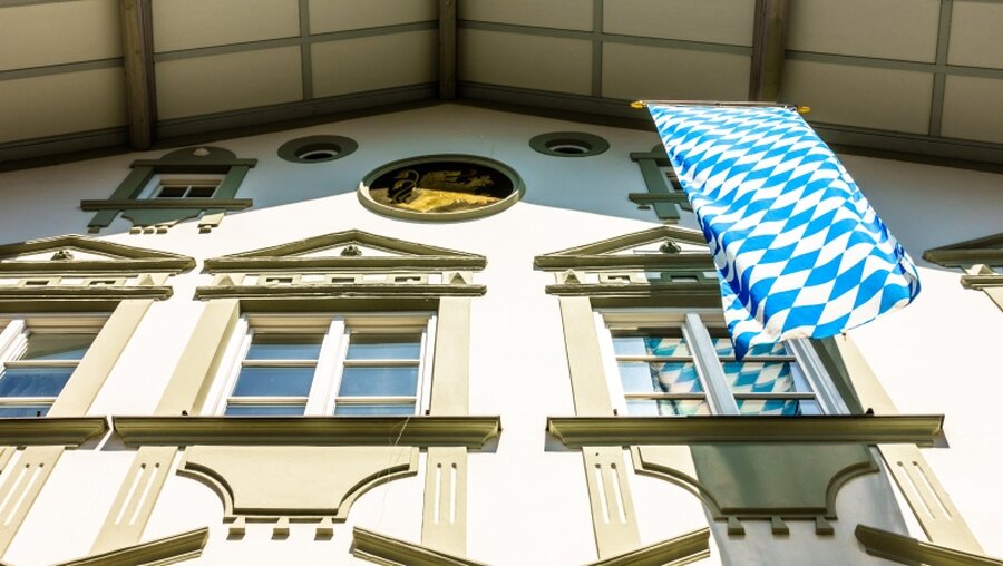 Bayerische Fahne an einem Haus / © FooTToo (shutterstock)