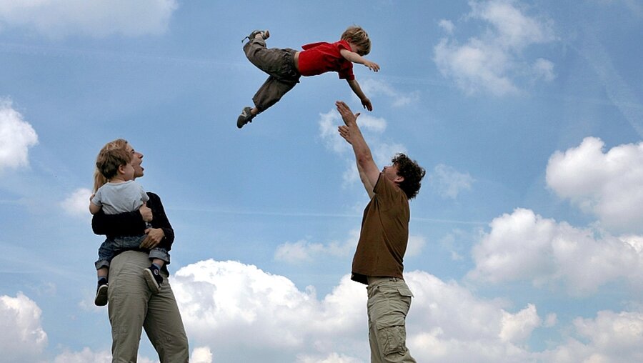 Neue Studie: Eltern nehmen sich mehr Zeit für ihre Kinder / © Frank Leonhardt (dpa)