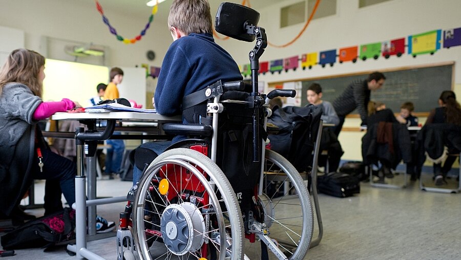 Ein junger Rollstuhlfahrer in einer Mannheimer Schule / © Uwe Anspach (dpa)