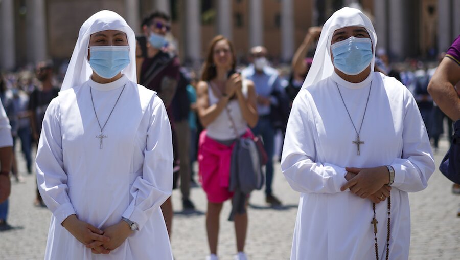 Beim Mittagsgebet: Nonnen mit Mundschutz auf dem Petersplatz  / © Andrew Medichini (dpa)