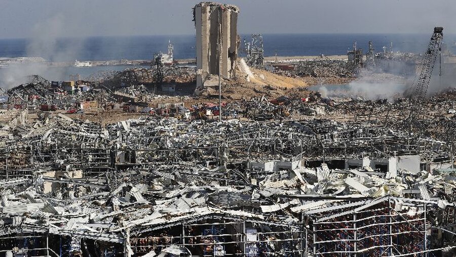 Beirut: Blick über den Schauplatz nach einer massiven Explosion im Hafen / © Hussein Malla/AP (dpa)