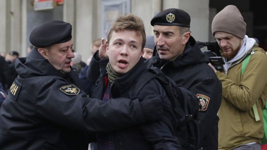 Belarus, Minsk: Die weißrussische Polizei verhaftet den Journalisten Roman Protasewitsch (2.v.l). / © Sergei Grits (dpa)