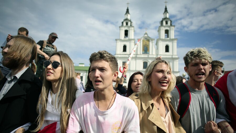 Belarussische Studenten bei einer Kundgebung vor der Heilig-Geist-Kathedrale (dpa)
