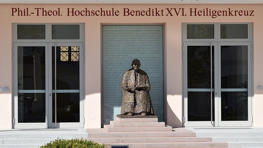 Benedikt-Statue in Stift Heiligenkreuz / © Klingen (KNA)