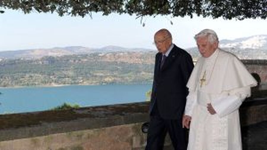 Der Papst und Napolitano 2012 in Castelgandolfo (KNA)