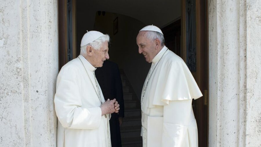 Benedikt XVI. und Papst Franziskus / © Osservatore Romano/Romano Siciliani (KNA)