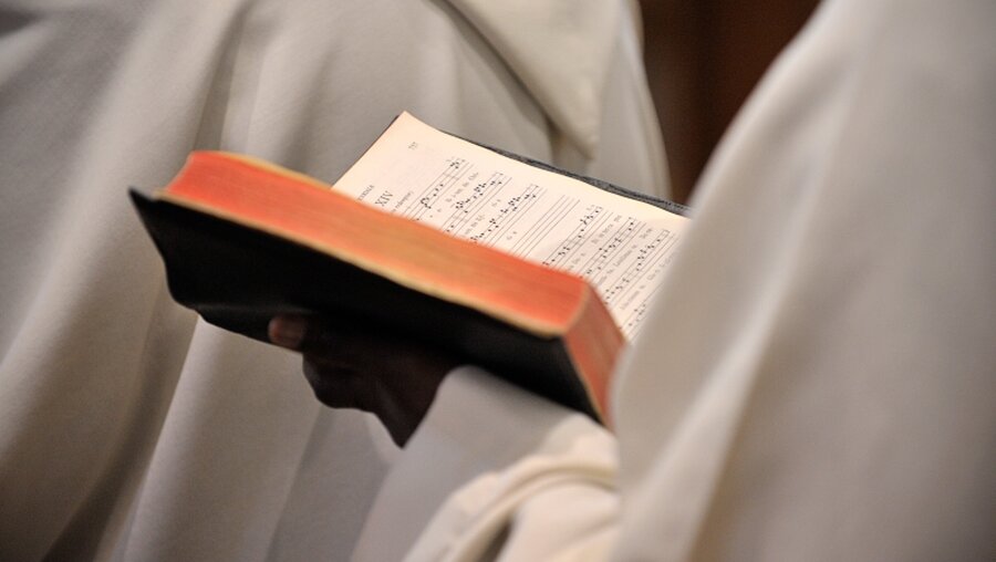 Benediktiner mit Gesangbuch / © Corinne Simon (KNA)
