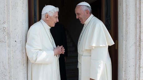 Papst Benedikt (links) mit seinem Nachfolger (dpa)