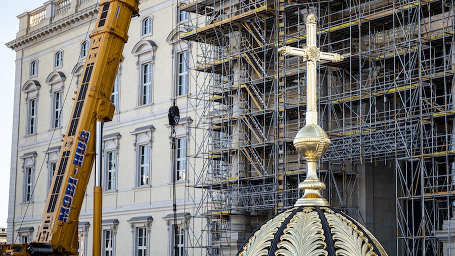 Berliner Stadtschloss wird mit umstrittenem Kreuz gekrönt / © Fabian Sommer (dpa)