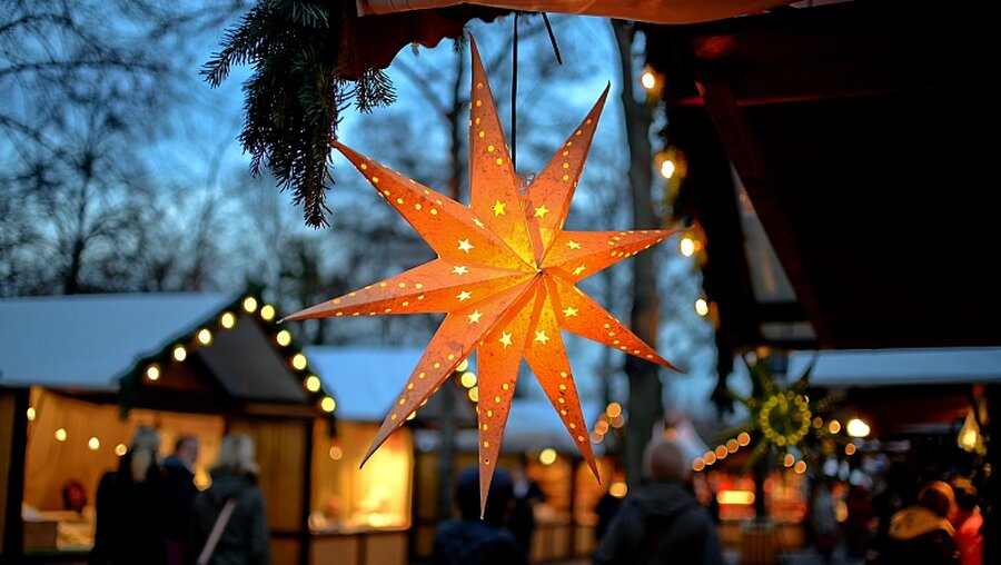 Weihnachtsmarkt am Breitscheidplatz öffnet wieder / © Britta Pedersen (dpa)