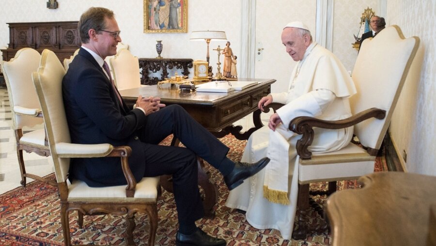 Berlins Regierungschef lobt politisches Engagement des Papstes  / © Vatican Media/Romano Siciliani  (KNA)