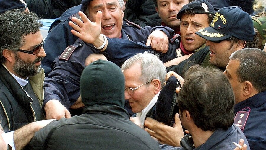 Mafia-Boss Bernardo Provenzano nach seiner Verhaftung im April 2006. / © epa ansa Lannino - Naccari (dpa)