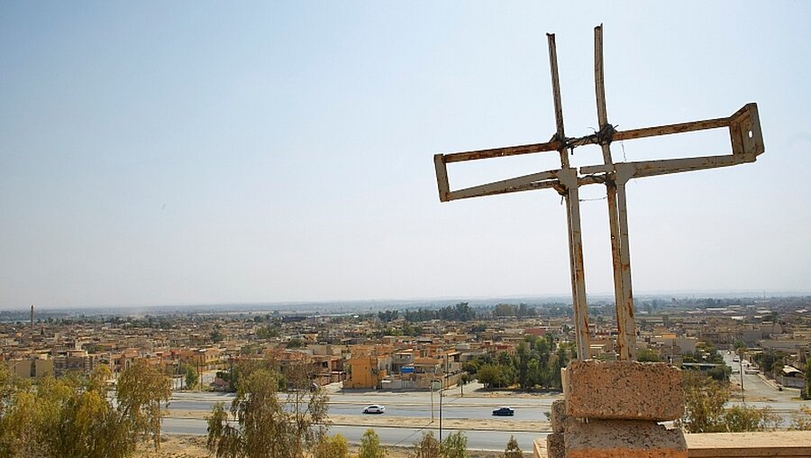 Symbolbild: Beschädigtes Kreuz über Mossul / © Jako Klamer (KiN)