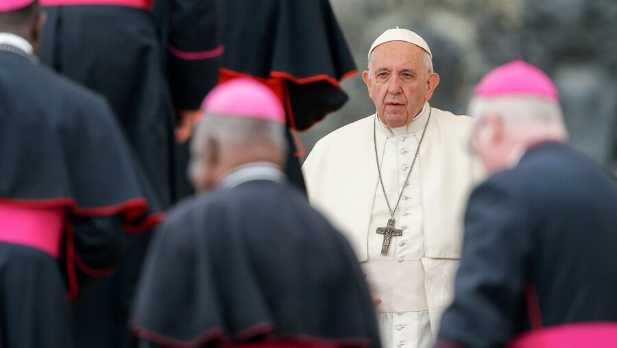 Besorgter Blick: Papst Franziskus / © Paul Haring (KNA)
