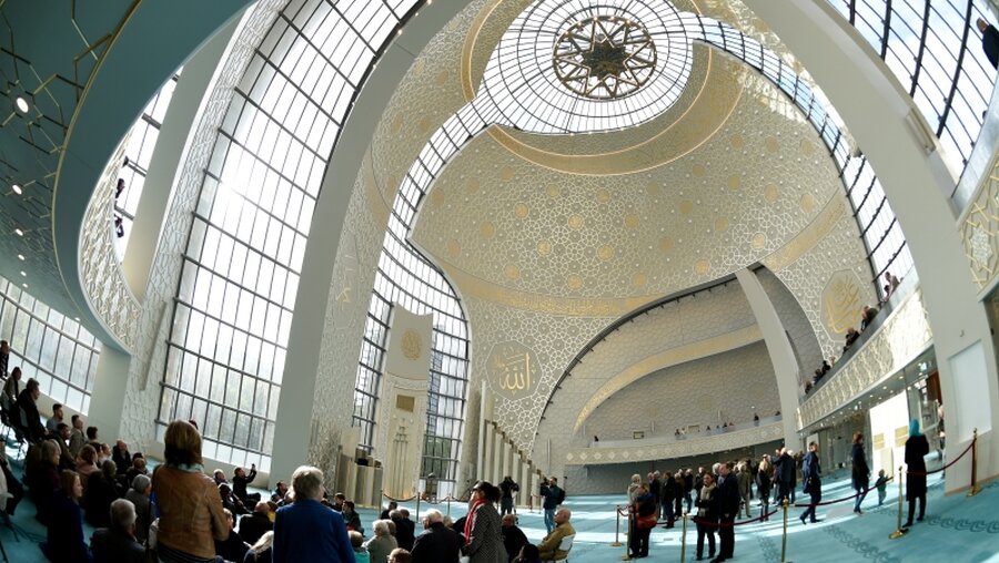 Besucher gehen am Tag der offenen Moscheen durch den Gebetssaal der Zentralmoschee in Köln-Ehrenfeld / © Rainer Jensen (dpa)