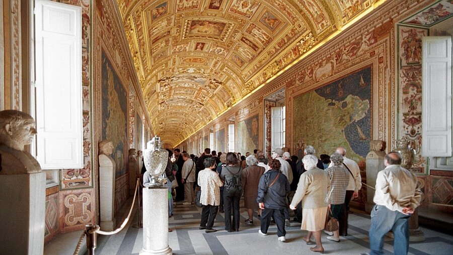 Besucher gehen durch den Gang der Galerie der Geographischen Karten in den Vatikanischen Museen / © Anton Fuchs (KNA)