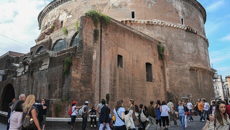 Besucher vor dem Pantheon in Rom / © Wolfgang Radtke (KNA)