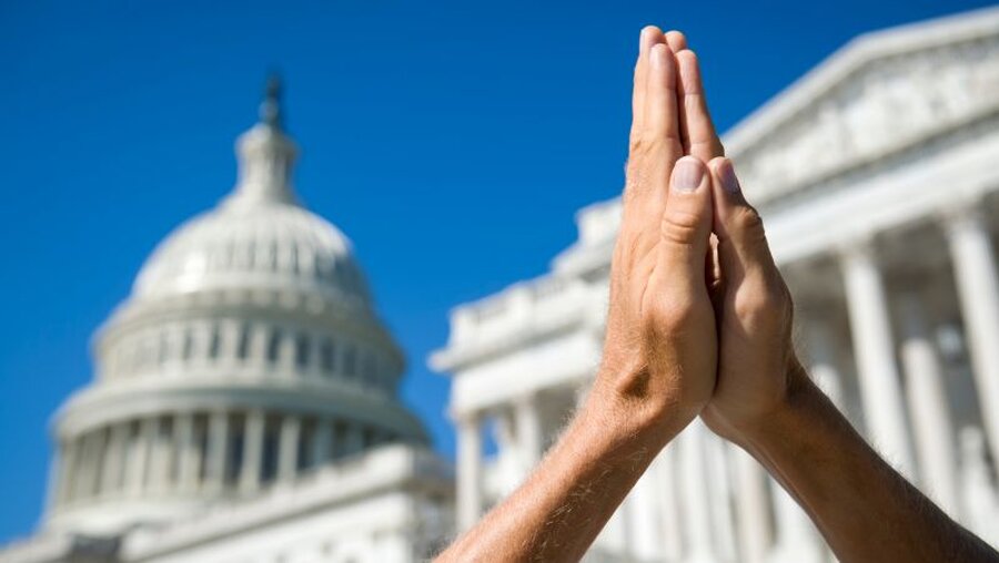 Beten vor dem Kapitol in Washington D.C., USA / © lazyllama (shutterstock)