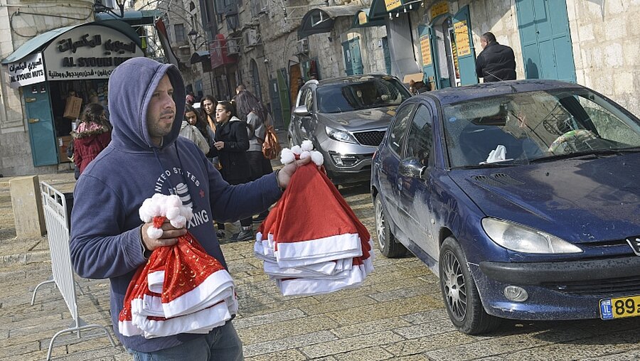 Nikolausmützen-Verkäufer in Betlehem  / © Debbie Hill (epd)