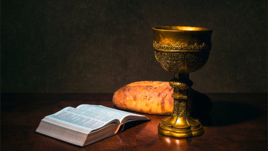 Bibel, Wein und Brot / © Javier Cruz Acosta (shutterstock)