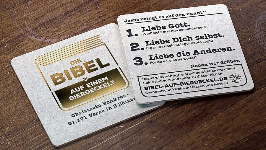 Bibel auf Bierdeckel / © Gobasil (EKHN)