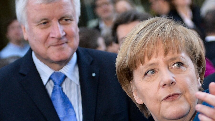 Horst Seehofer (l.) und Angela Merkel / © Bernd von Jutrczenka (dpa)