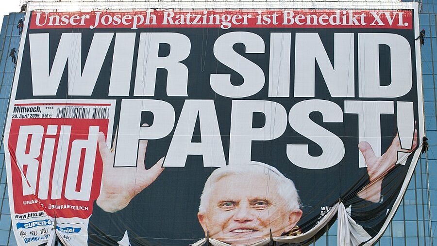 "Wir sind Papst" - Titelseite der "Bild"-Zeitung zur Wahl von Benedikt XVI. / © Tobias Kleinschmidt (dpa)