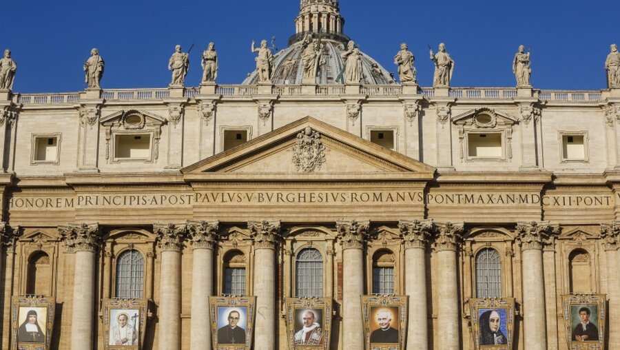Bilder der neuen Heiligen am Petersdom / © Romano Siciliani (KNA)