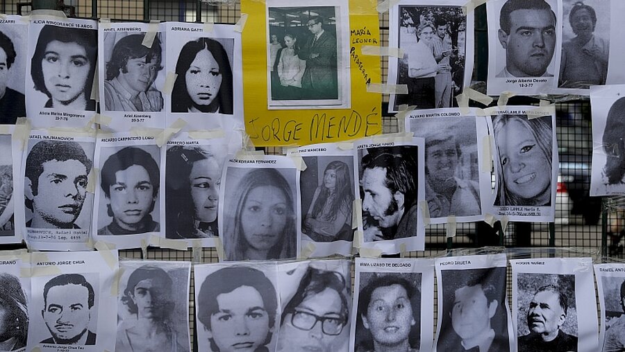 Bilder von Opfern der argentinischen Militärdiktatur / © Victor R. Caivano (dpa)