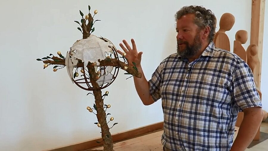 Bildhauer Raphael Graf mit dem "Friedenskreuz 2020" / © Fabian Gentner (Bistum Eichstätt)