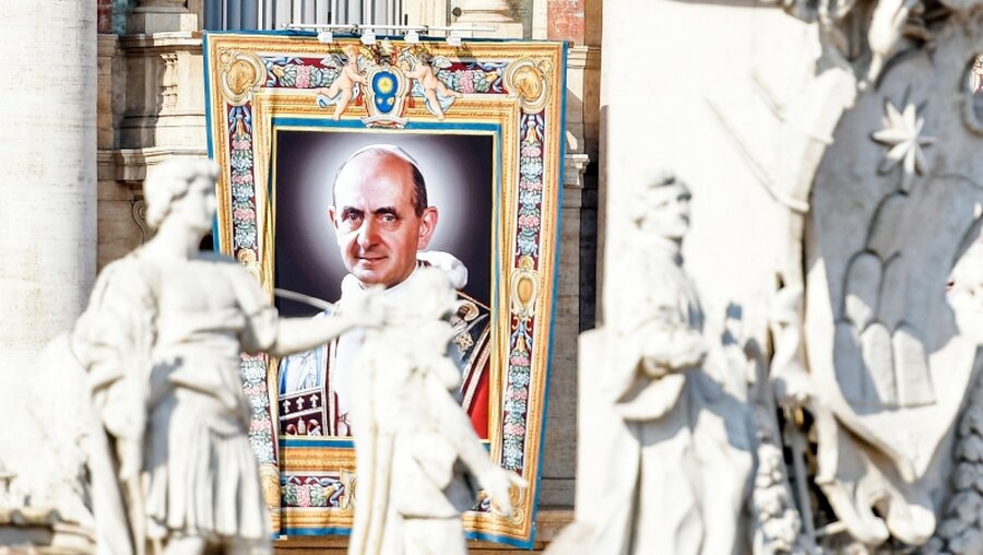 Bildnis von Papst Paul VI. bei der Heiligsprechung auf dem Petersplatz / © Cristian Gennari (KNA)