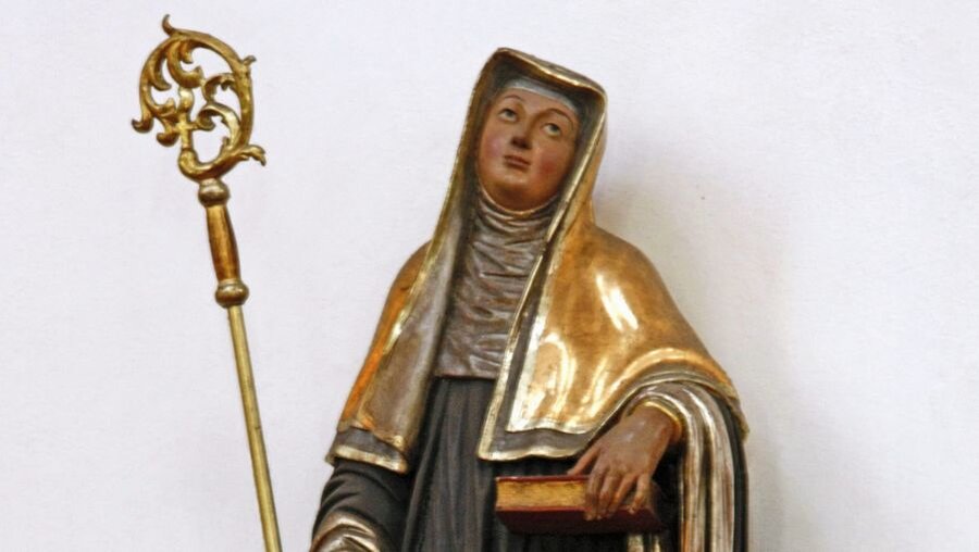 Eine Figur der Hildegard von Bingen (dpa)