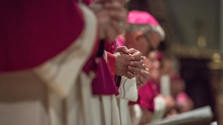 Bischöfe im Gebet / © Armin Weigel (dpa)