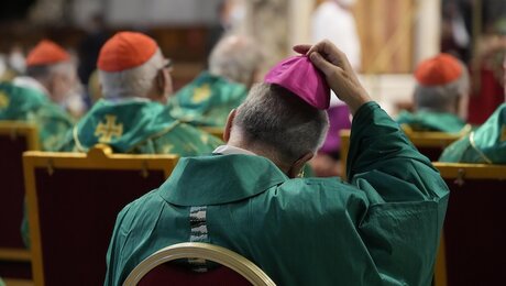 Bischöfe während des Gottesdienstes zur Eröffnung der Weltsynode / © Gregorio Borgia (dpa)
