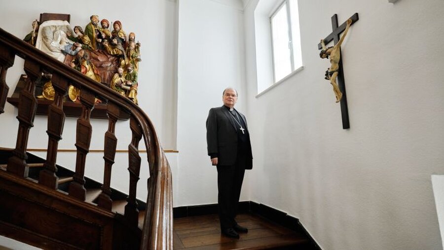 Bischof Bertram Meier im Bischofshaus in Augsburg / © Dieter Mayr (KNA)
