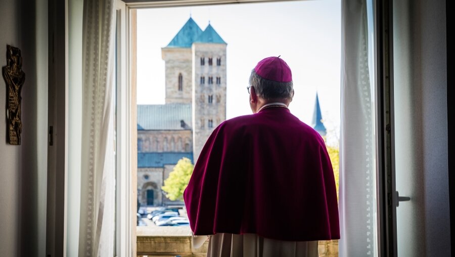 Bischof Franz-Josef Bode mit Blick auf eine Kirche / © Lars Berg (KNA)