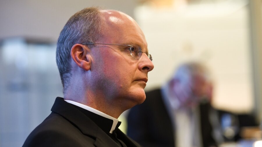 Bischof Franz-Josef Overbeck im Profil / © Harald Oppitz (KNA)