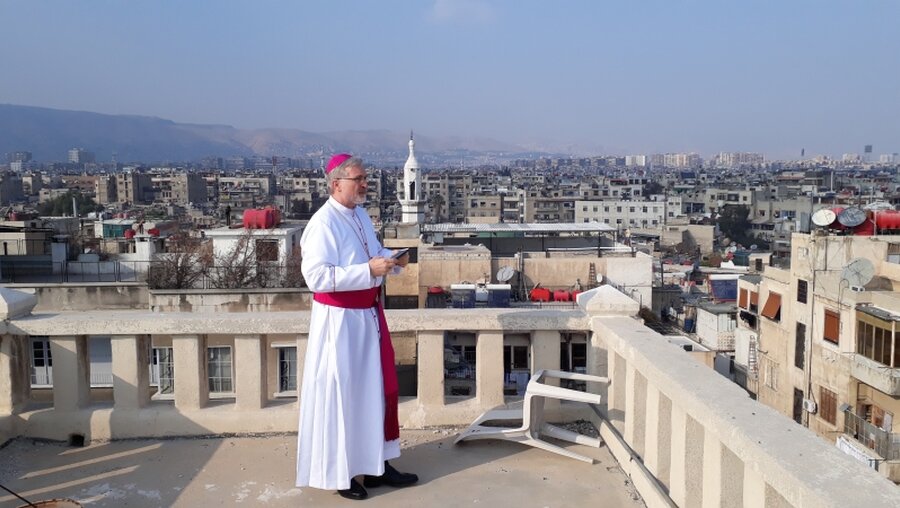 Bischof Gregor Maria Hanke mit Blick über Damaskus / © Peter Fuchs (Bistum Eichstätt)